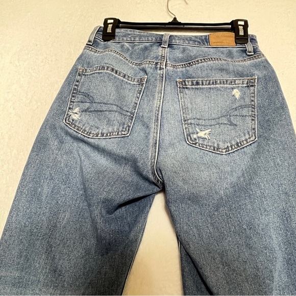 American Eagle Women's Comfort Stretch Waistband Distressed Mom Jean Size 2 Reg. - Picture 5 of 16